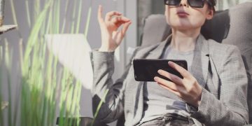 The Future of Online Shopping: Augmented Reality and Virtual Try-On - Cover Image